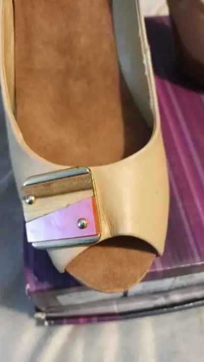 Zapatos de tacón beige con detalle frontal - miniatura 4