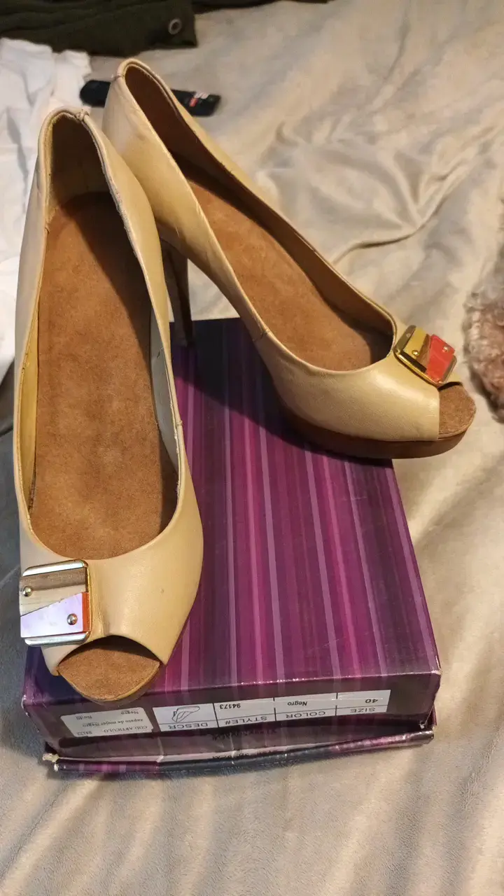 Zapatos de tacón beige con detalle frontal - 5