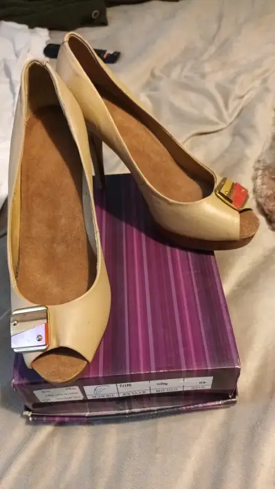 Zapatos de tacón beige con detalle frontal - miniatura 5