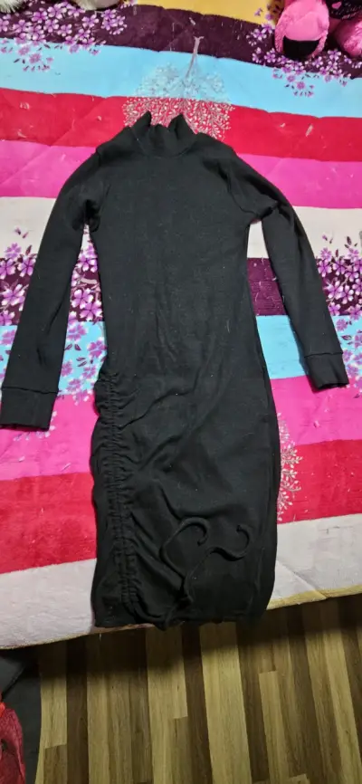 Vestido negro ajustado con cuello alto - miniatura 1