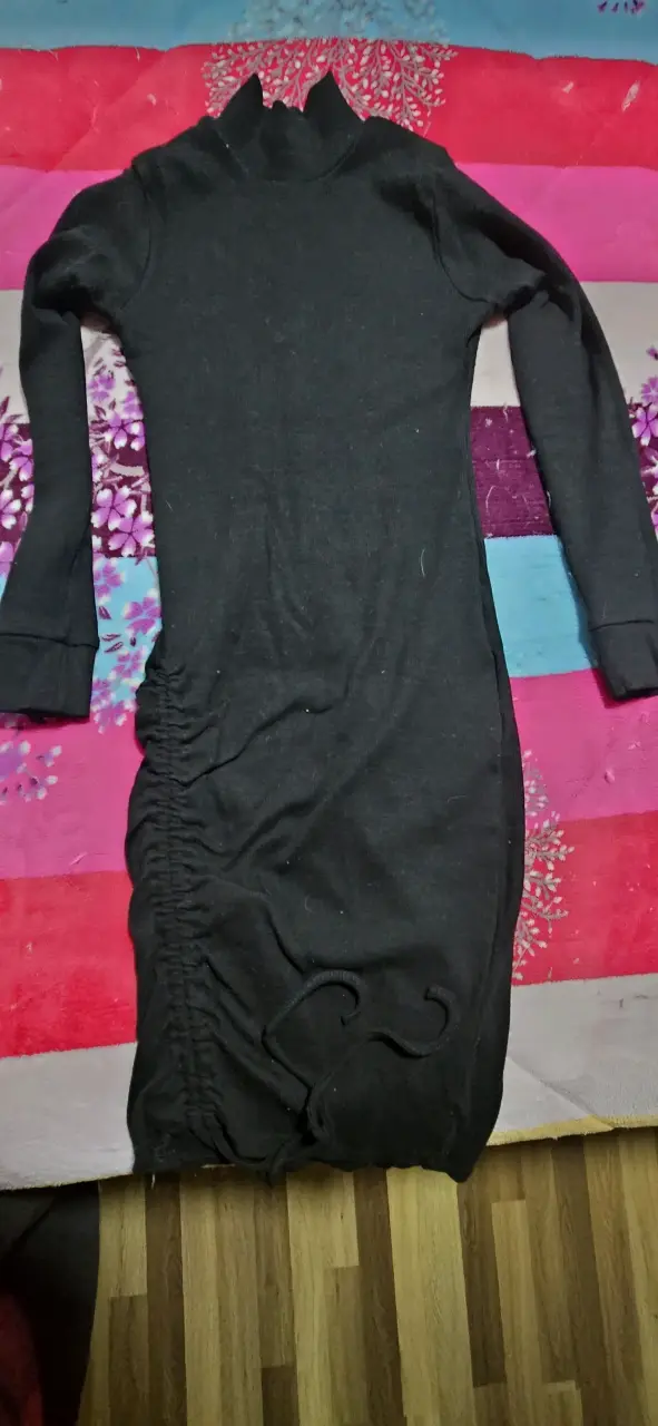 Vestido negro ajustado con cuello alto - 2