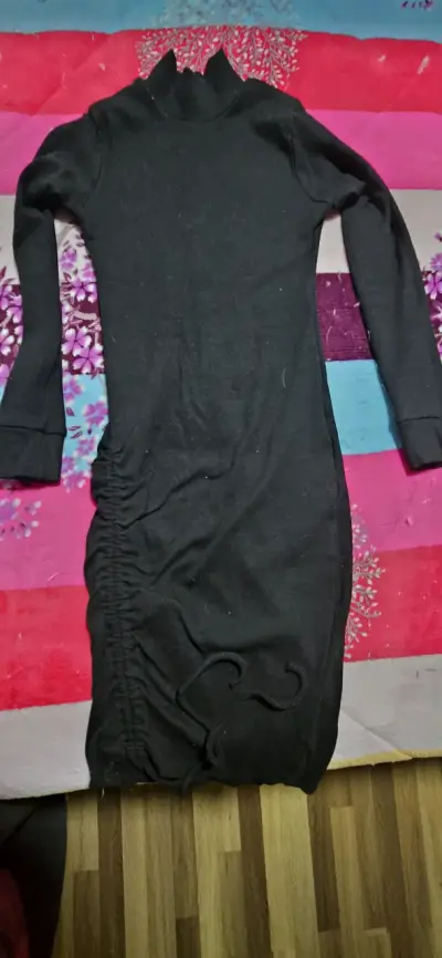 Vestido negro ajustado con cuello alto - miniatura 2