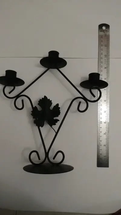 Candelabro de metal negro para tres velas - miniatura 1