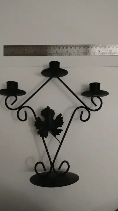 Candelabro de metal negro para tres velas - miniatura 2