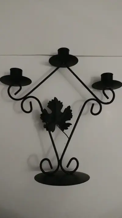 Candelabro de metal negro para tres velas - miniatura 3