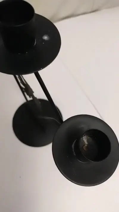 Candelabro de metal negro para tres velas - miniatura 5