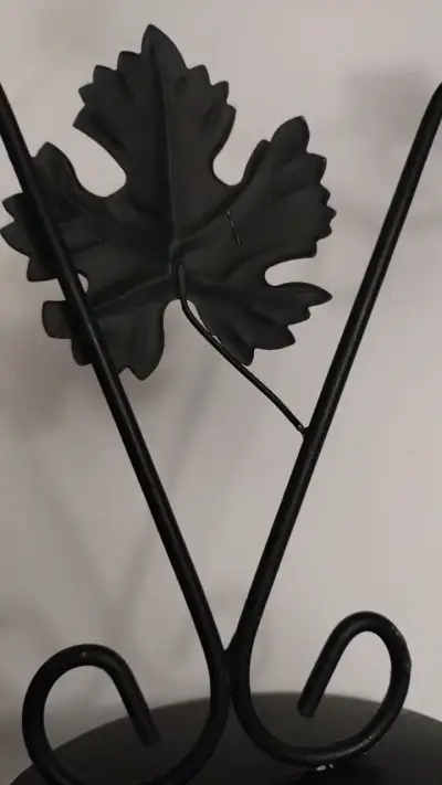Candelabro de metal negro para tres velas - miniatura 6