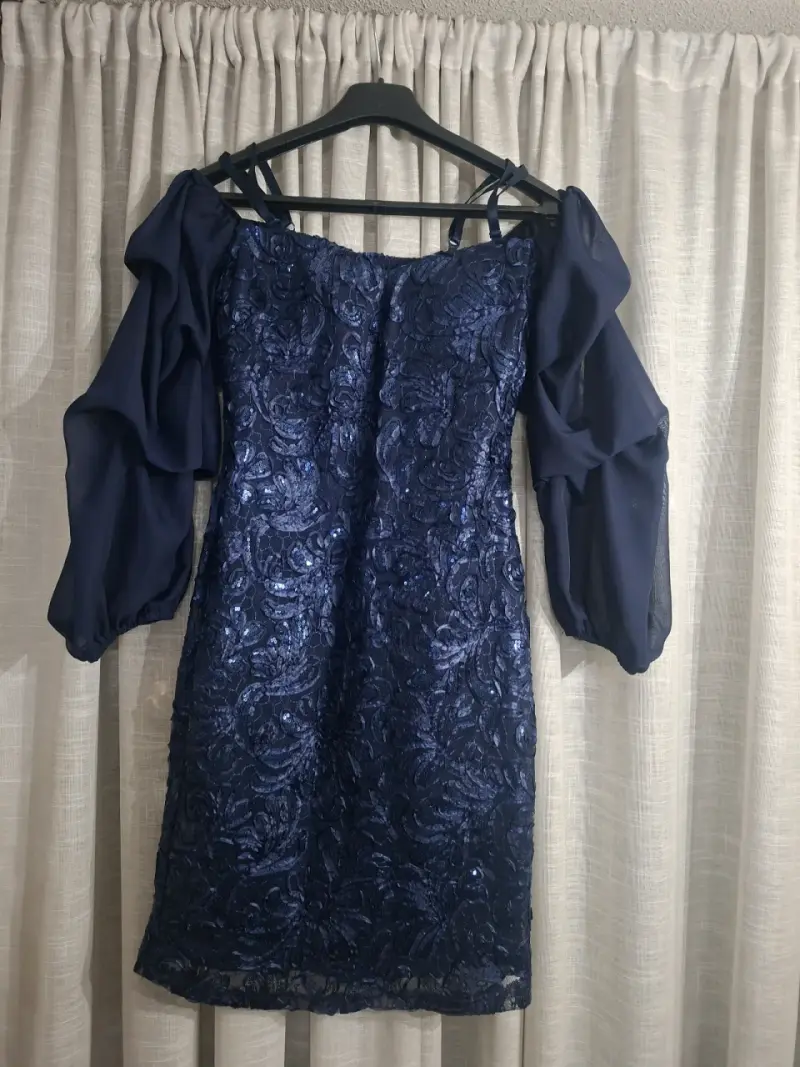 Vestido de encaje azul con mangas abullonadas - 1