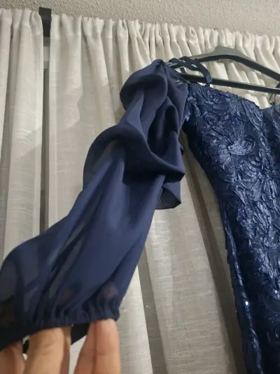Vestido de encaje azul con mangas abullonadas - miniatura 2