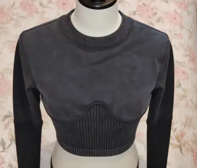 Polera corta gris oscuro con diseño moderno - miniatura 1