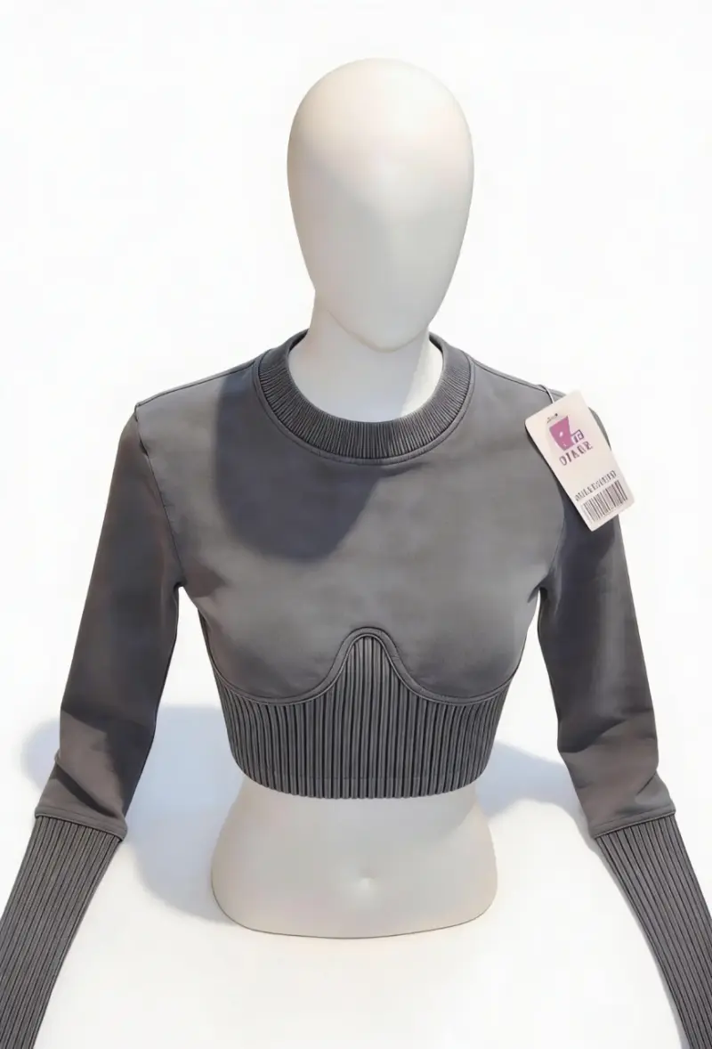 Polera corta gris oscuro con diseño moderno - 2