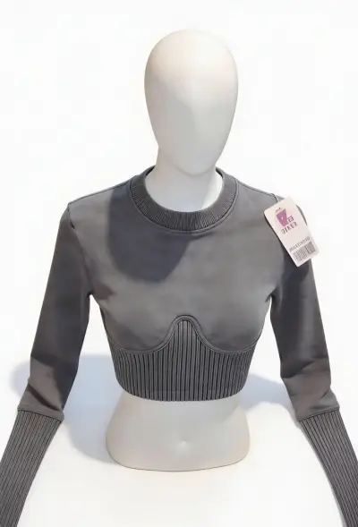 Polera corta gris oscuro con diseño moderno - miniatura 2