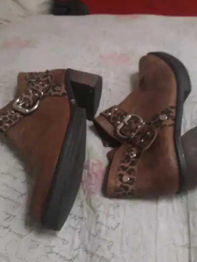 Botines de cuero con hebillas y estampado animal - miniatura 1