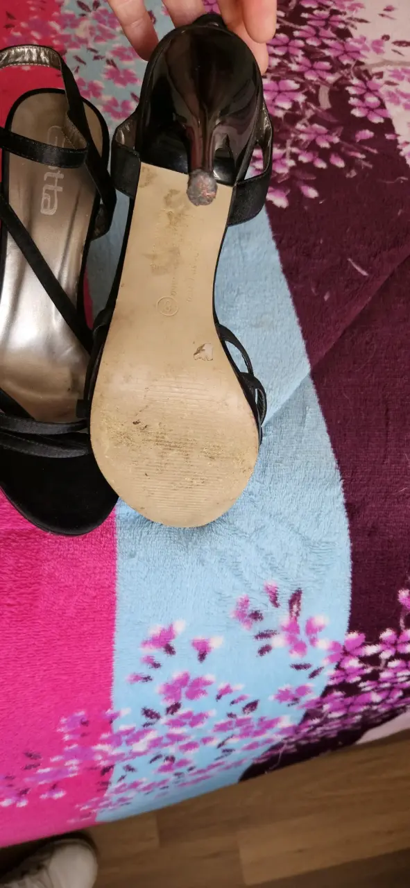 Sandalias de tacón negro elegantes para mujer
