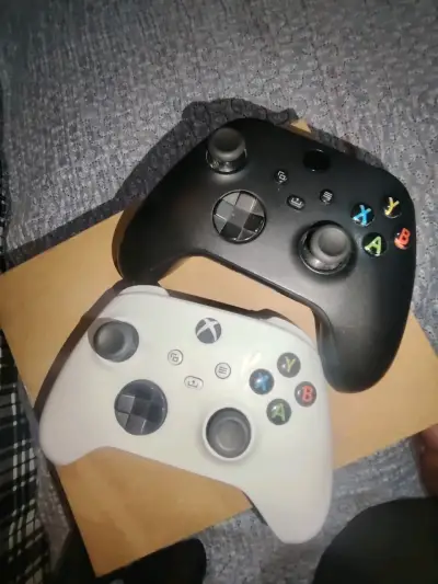 Controles xbox xs en blanco y negro - miniatura 2