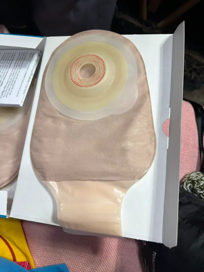 Bolsa de ostomía con adhesivo integrado