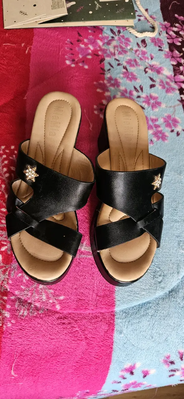 Sandalias negras de tacón bajo con adorno floral