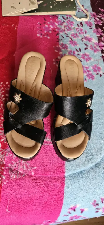 Sandalias negras de tacón bajo con adorno floral - miniatura 1