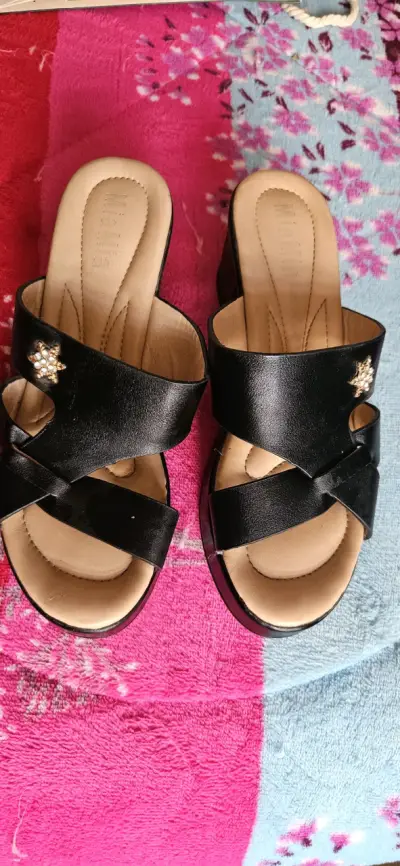Sandalias negras de tacón bajo con adorno floral - miniatura 2