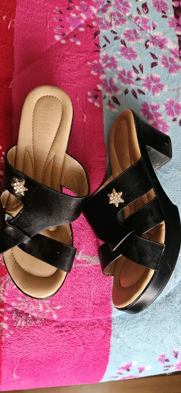 Sandalias negras de tacón bajo con adorno floral - 3