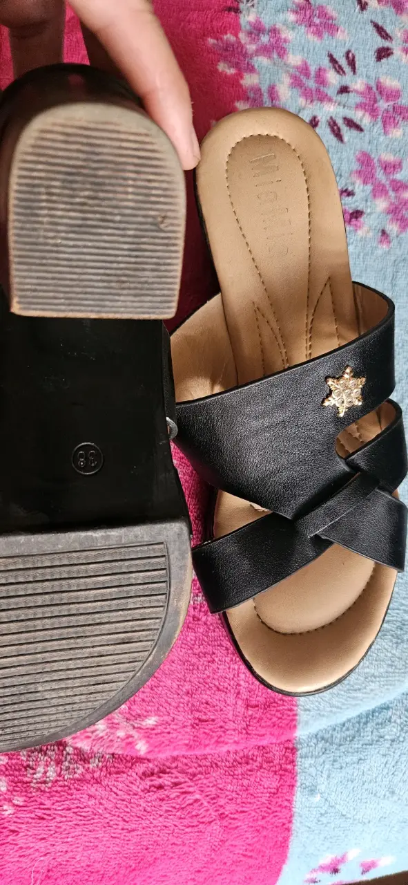 Sandalias negras de tacón bajo con adorno floral - 4