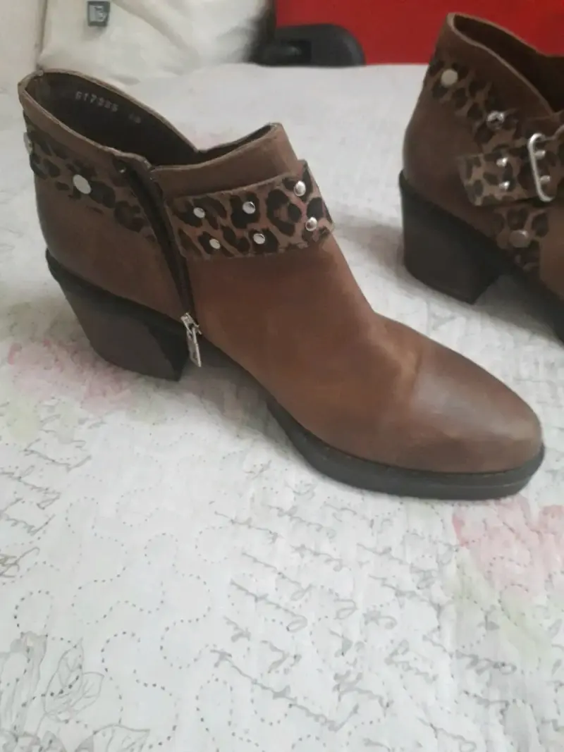 Botines de cuero con detalles de leopardo - 1