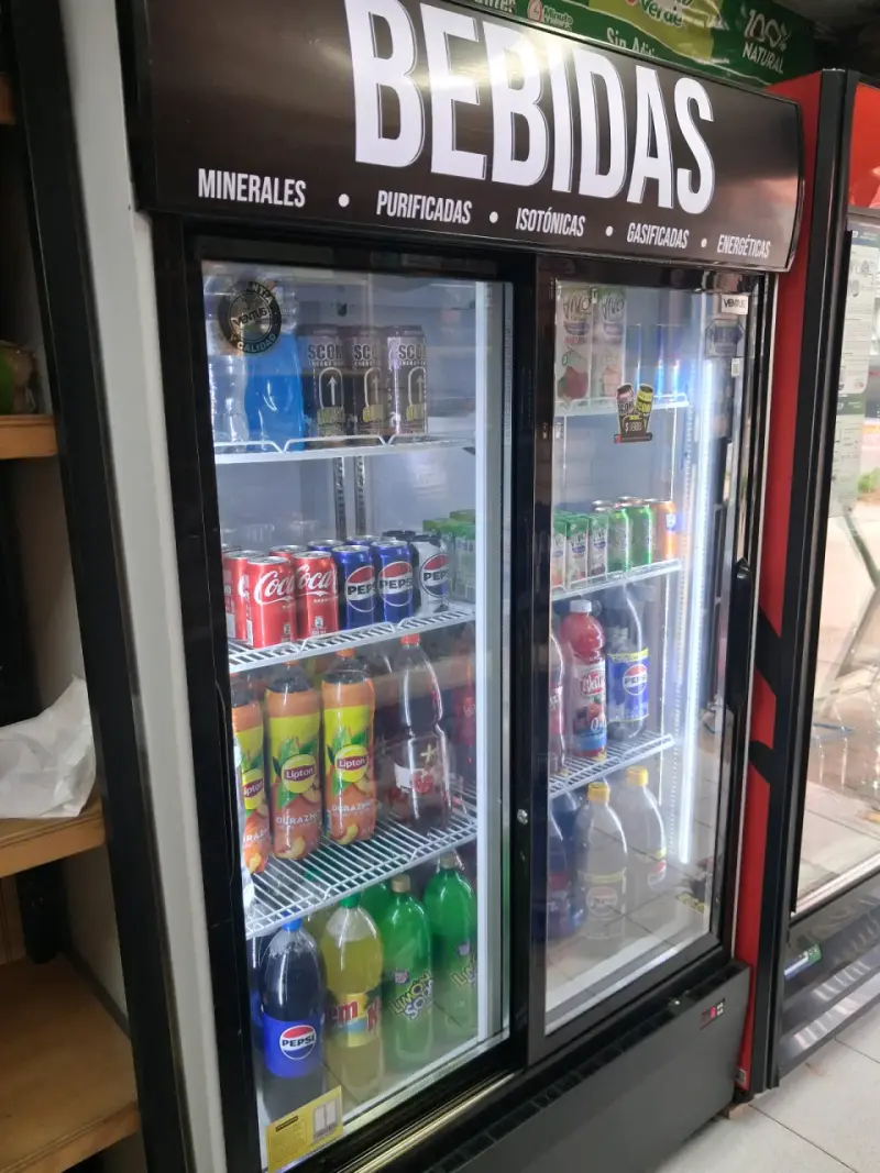Refrigerador Expositor de Bebidas con Puertas de Vidrio - 1
