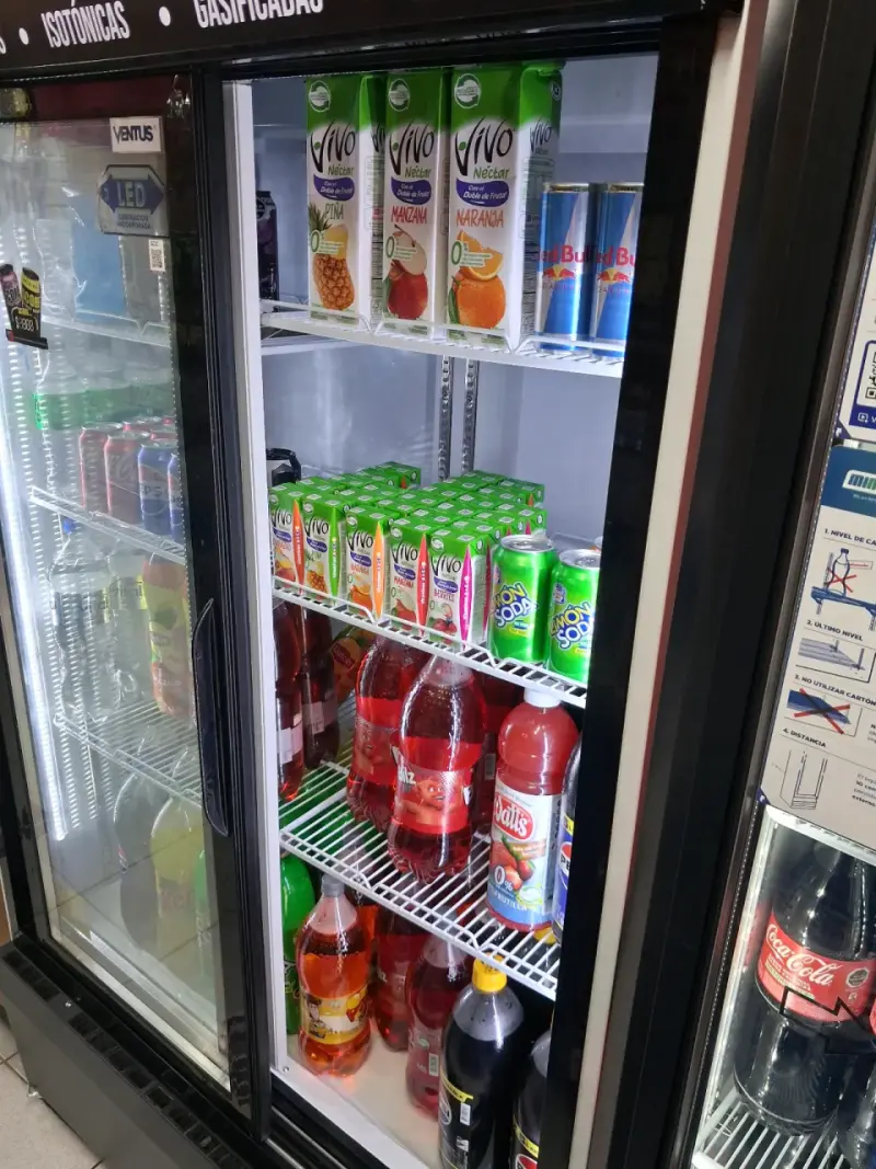 Refrigerador Expositor de Bebidas con Puertas de Vidrio - 3