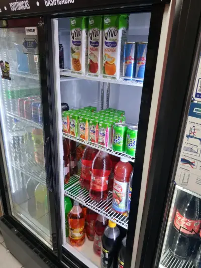 Refrigerador Expositor de Bebidas con Puertas de Vidrio - miniatura 3