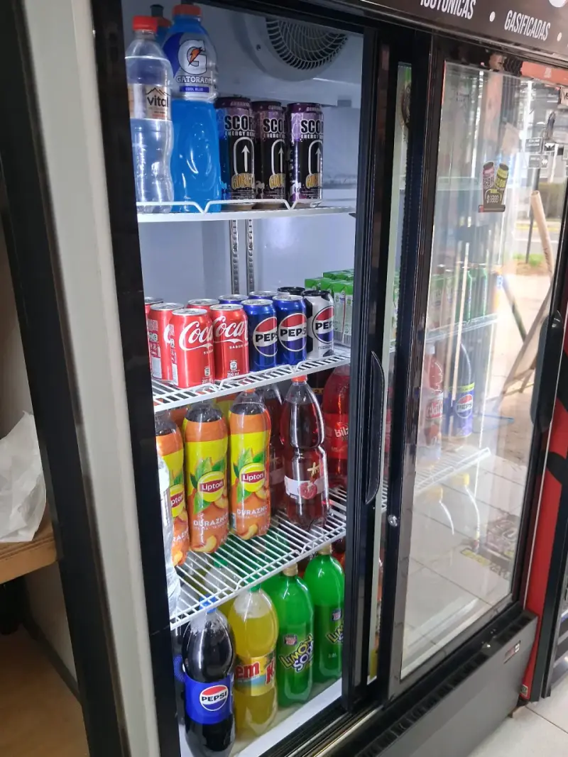 Refrigerador Expositor de Bebidas con Puertas de Vidrio - 4