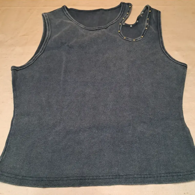 Top sin mangas Free People con detalles metálicos - 1