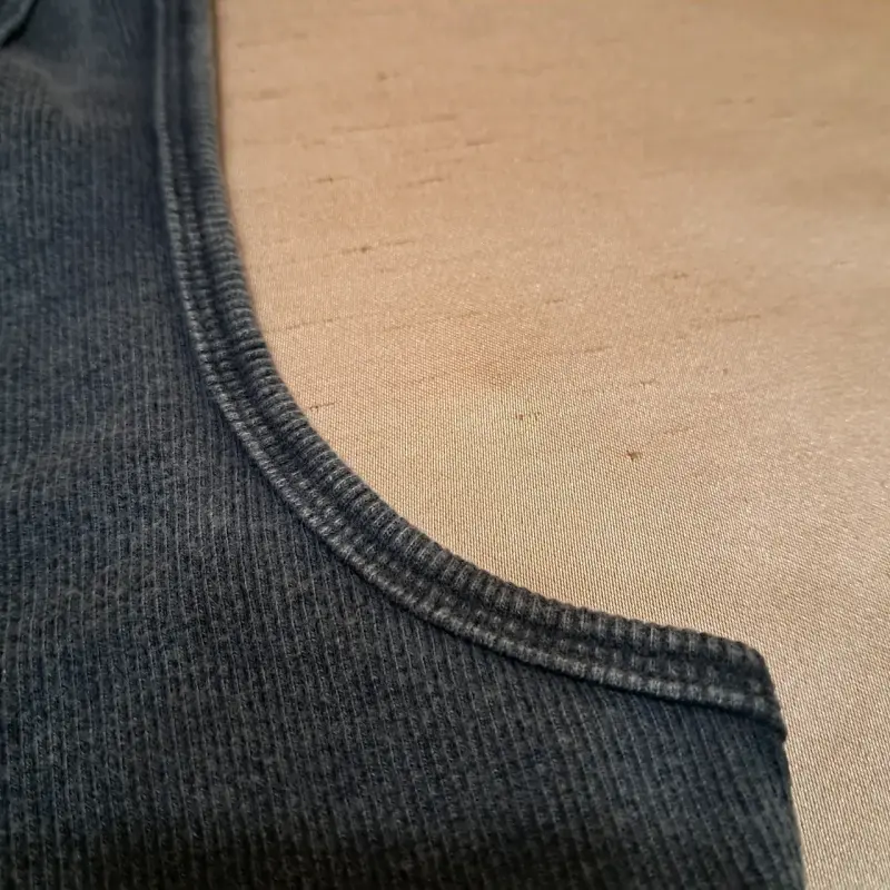 Top sin mangas Free People con detalles metálicos - 3