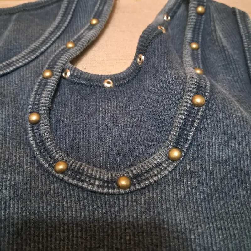 Top sin mangas Free People con detalles metálicos - 4