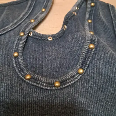 Top sin mangas Free People con detalles metálicos - miniatura 4