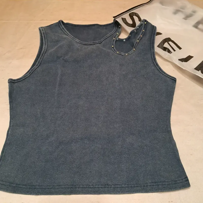 Top sin mangas Free People con detalles metálicos - 5