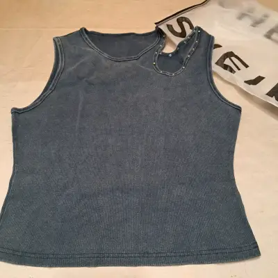Top sin mangas Free People con detalles metálicos - miniatura 5