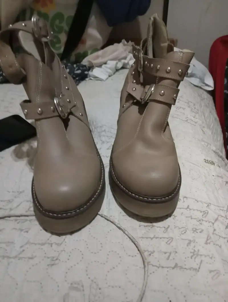 Botines de cuero con hebillas y tacón - 1