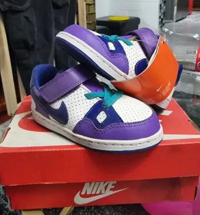 Zapatillas deportivas infantiles Nike moradas y blancas - miniatura 1