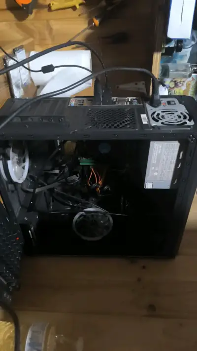 PC de escritorio con ventiladores LED - miniatura 1