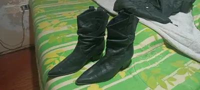 Botas vaqueras negras de cuero para mujer - miniatura 1