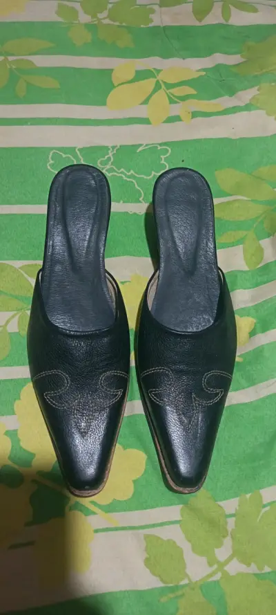 Zuecos de cuero negro con tacón para mujer - miniatura 1