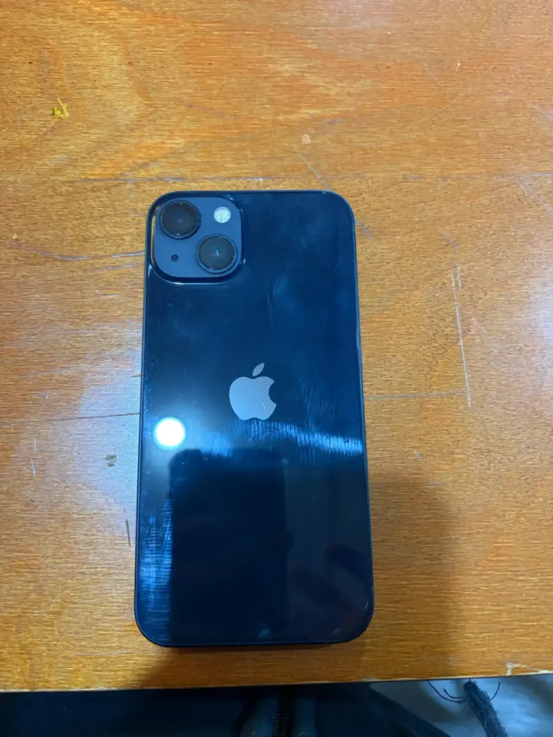 iPhone 13 en buen estado color azul - 1