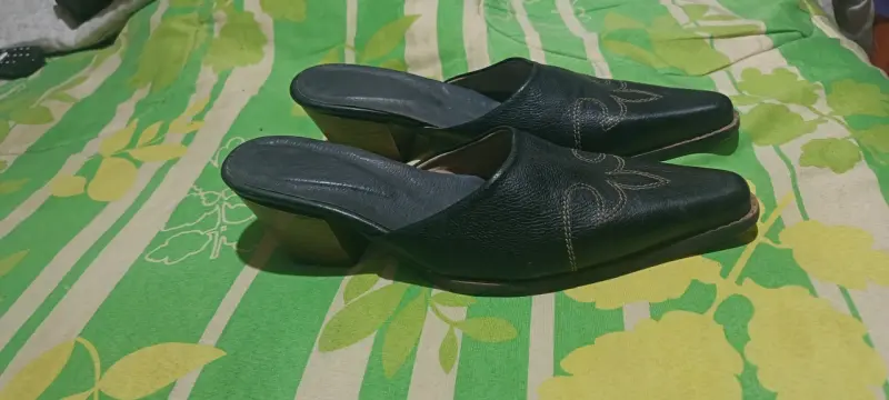 Zuecos de cuero negro con tacón para mujer - 2