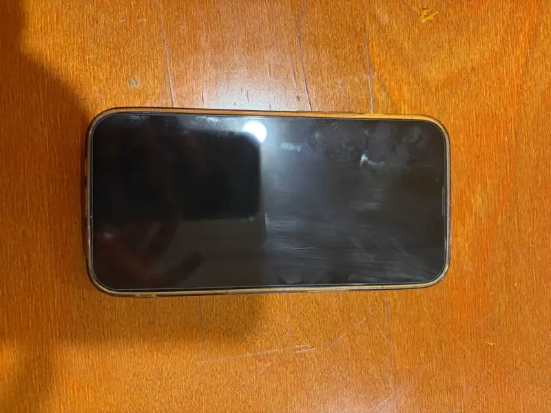 iPhone 13 en buen estado color azul - 2