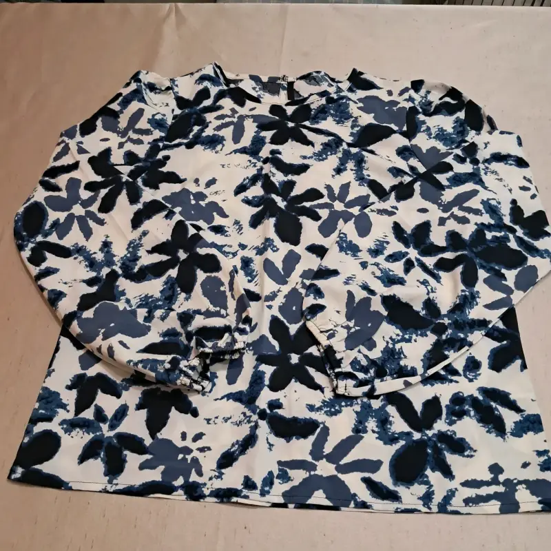 Blusa estampada floral azul y blanca Shein - 1