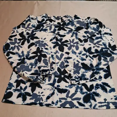 Blusa estampada floral azul y blanca Shein - miniatura 1