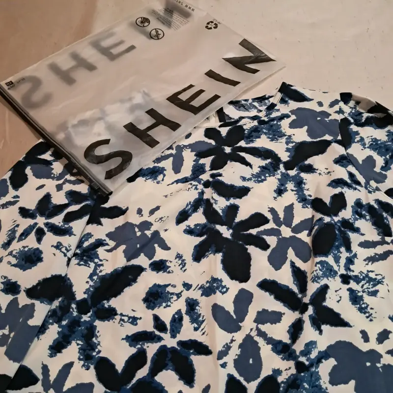 Blusa estampada floral azul y blanca Shein - 2