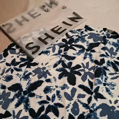 Blusa estampada floral azul y blanca Shein - miniatura 2