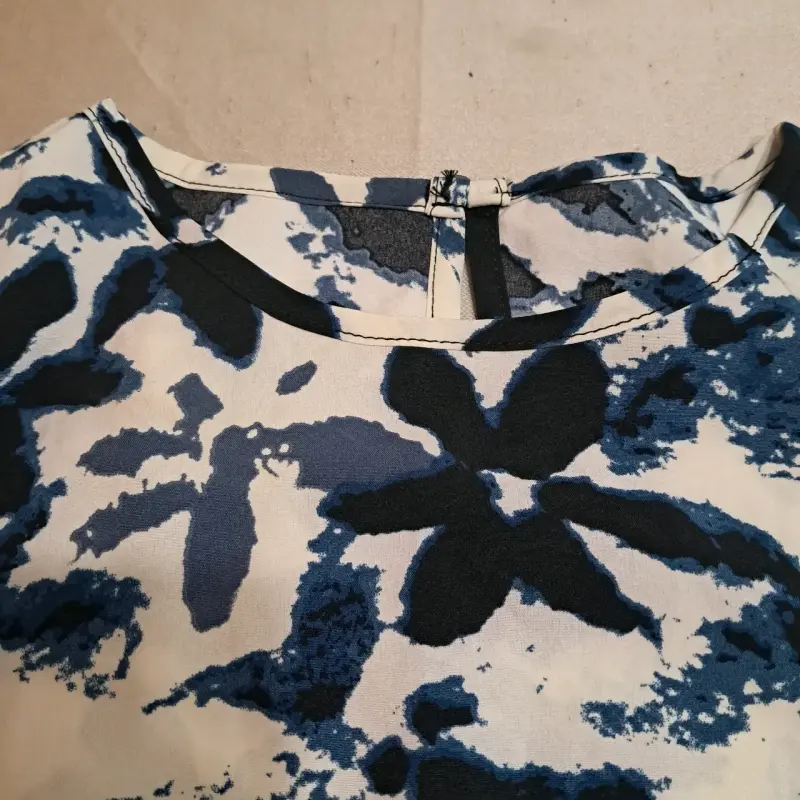 Blusa estampada floral azul y blanca Shein - 4