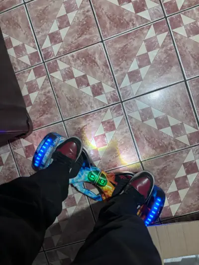 🛹 Hoverboard con luces LED + parlante Bluetooth 🔊✨ - miniatura 4